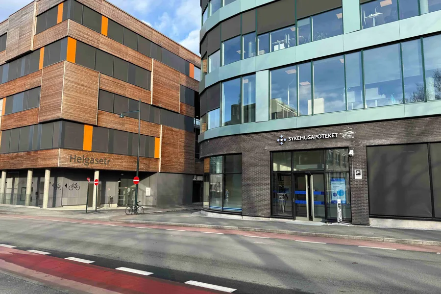 En bygning med glassvinduer