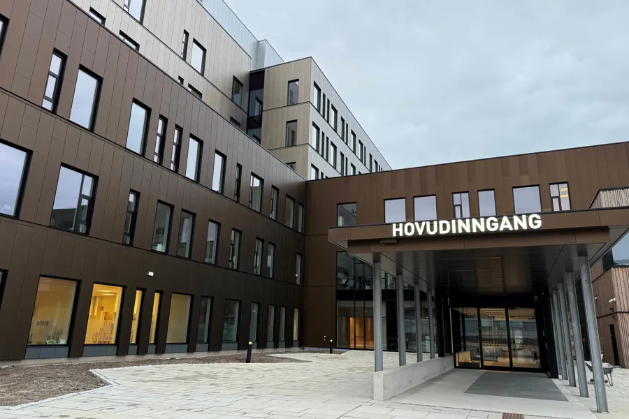 En bygning med et skilt på