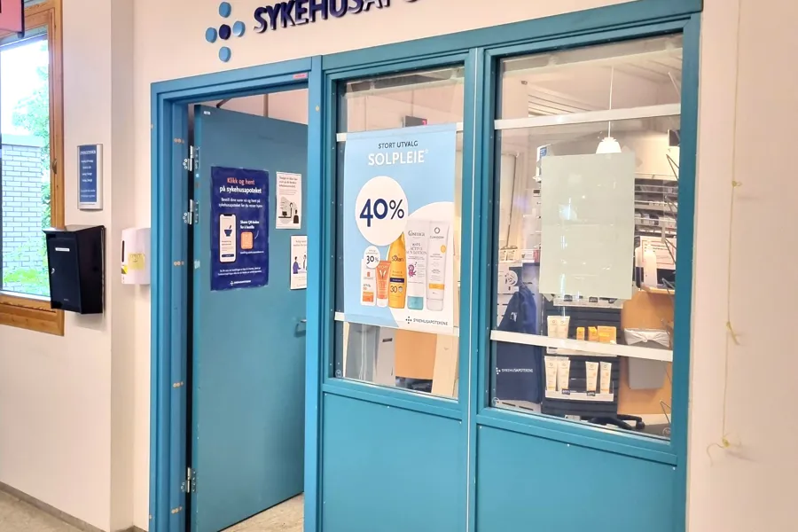 En blå dør med et skilt på